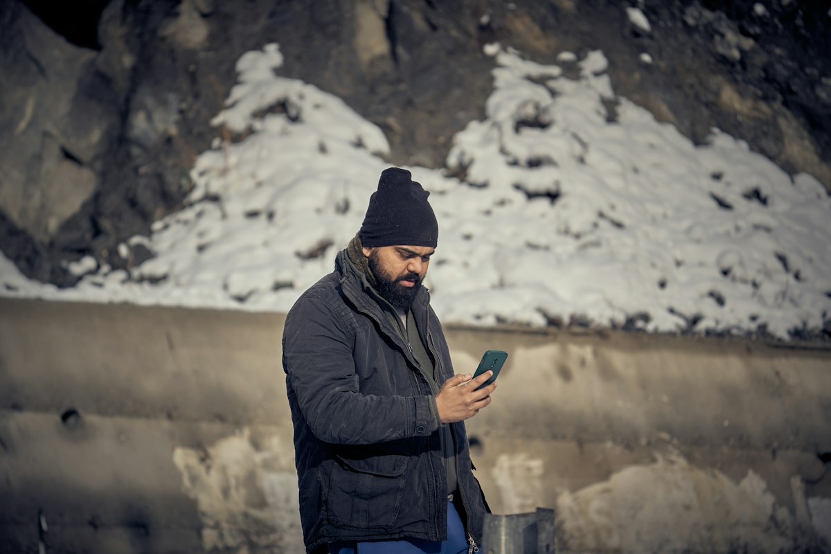 Homme portant un bonnet noir en hiver